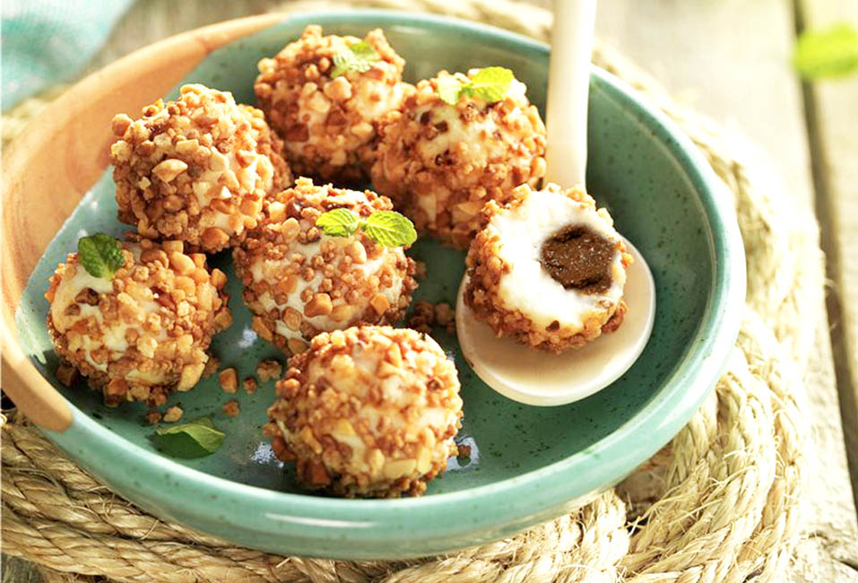 Trufes de formatge farcides d'Olivada Olivera d'Atenea Receta de trufas de queso con delicioso relleno de Olivada negra Olivera d'Atenea, elaborada con aceitunas del Bajo Aragón