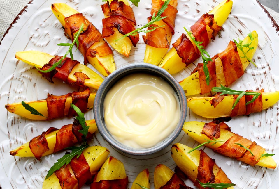 Patatas envueltas en bacon para dipear... Con Allioli Olivera d'Atenea Receta de patatas fritas envueltas en bacos acompañadas de Allioli Olivera d'Atenea