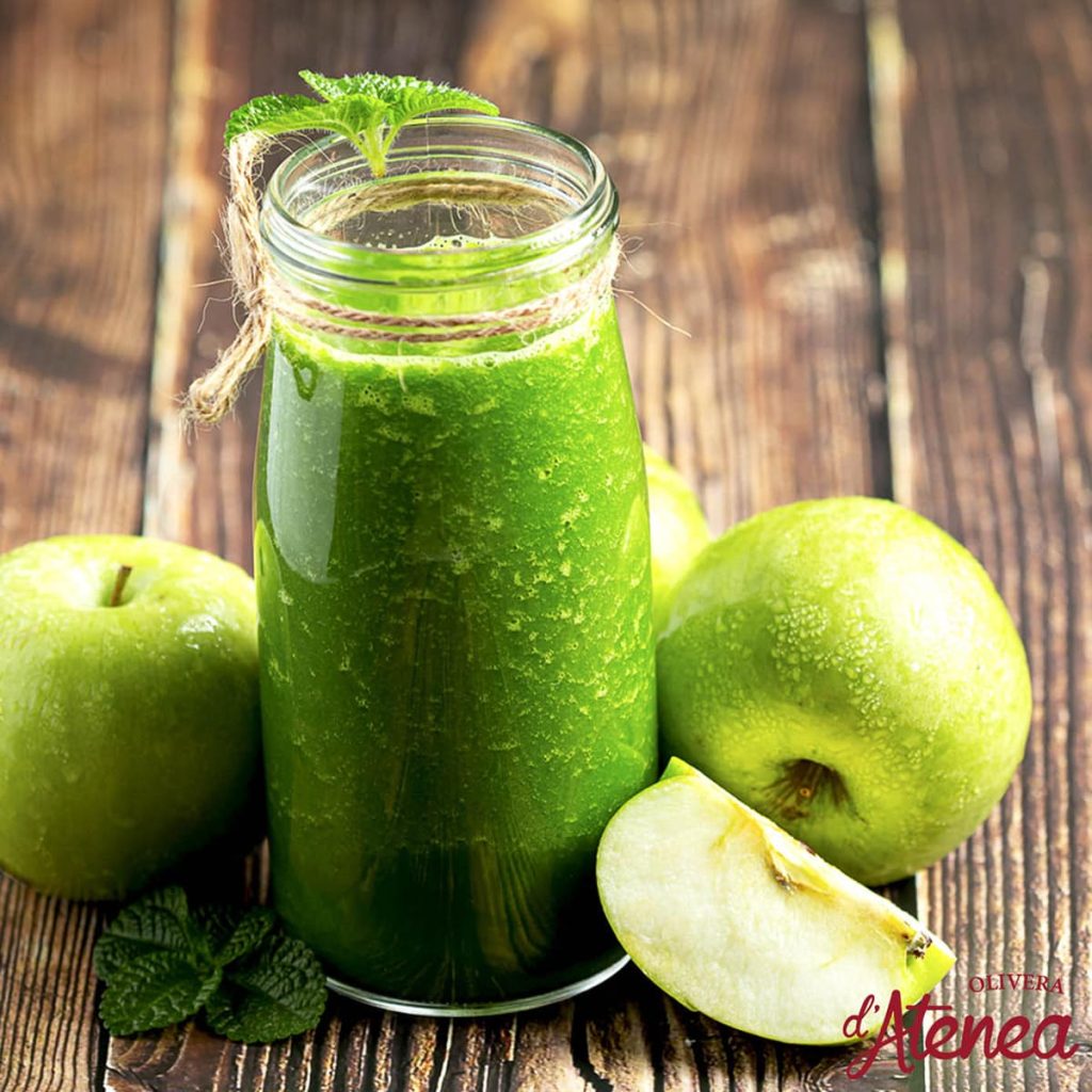 Smoothie verd de poma amb un punt de picant Olivera d'Atenea Smoothie verde con un toque de picante 1