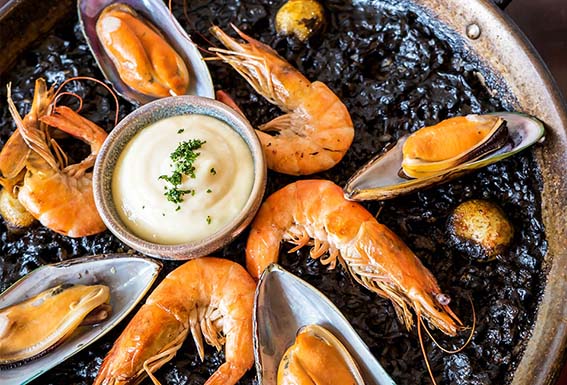 Arròs negre amb gambes, musclos i Allioli Olivera d'Atenea Arroz negro con gambas mejillones y Allioli Olivera dAtenea 1