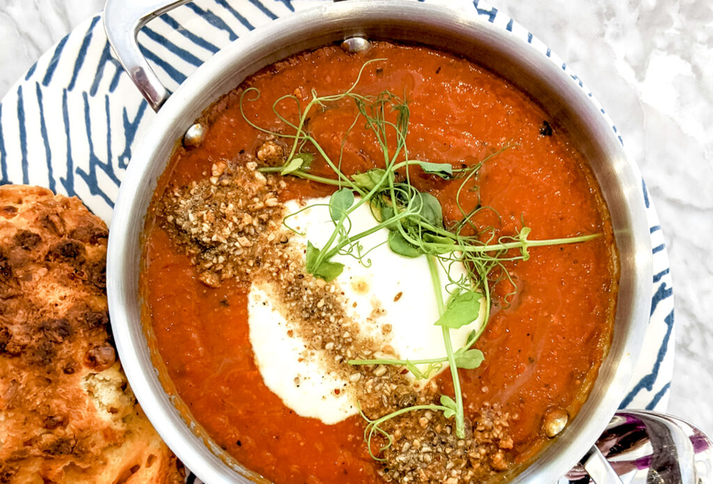 Sopa de tomate con sofrito de Salsa Romesco Olivera d'Atenea Receta de sopa de tomate con sofrito de verduritas y Salsa Romesco Olivera d'Atenea