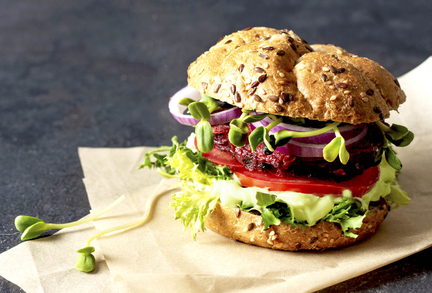 Receta de hamburguesa vegana de remolacha con tomate y salsa vegana MayoVegana Bio d'Atenea