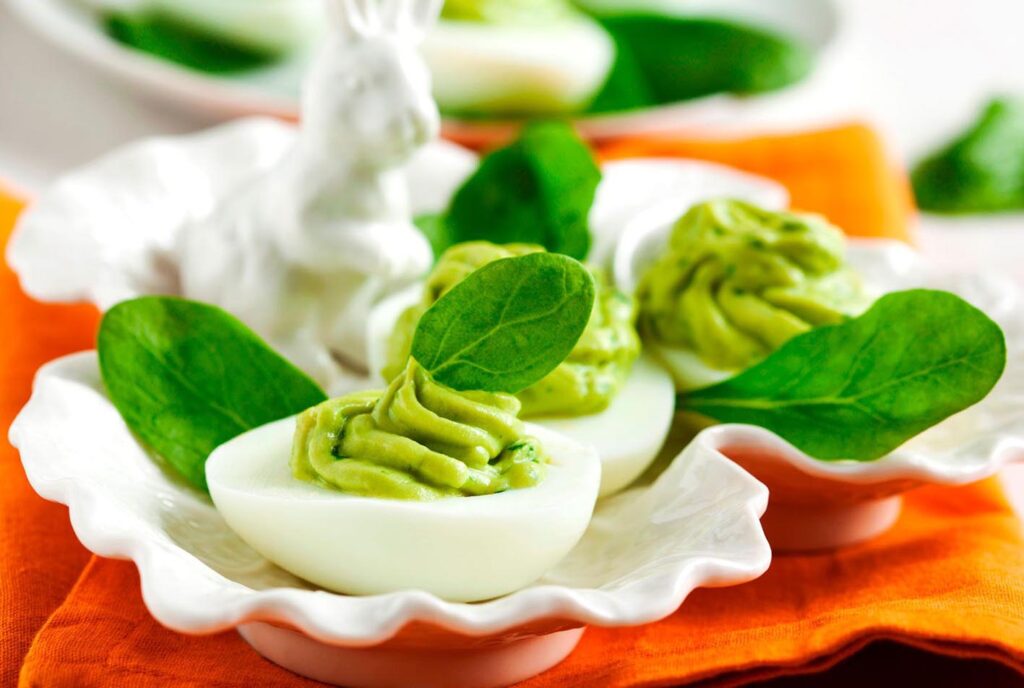 Huevos rellenos: 5 recetas fáciles y diferentes Olivera d'Atenea Huevos rellenos AGUACATE