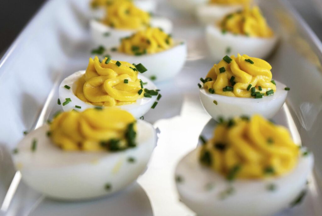 Huevos rellenos: 5 recetas fáciles y diferentes Olivera d'Atenea Huevos rellenos MEJILLONES