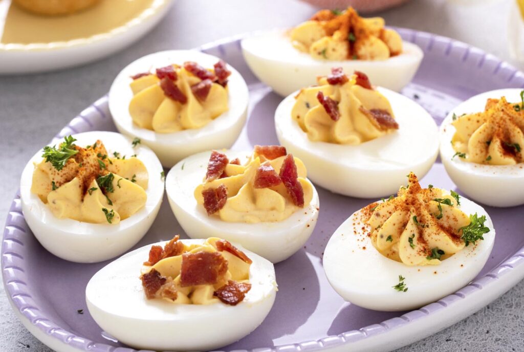 Huevos rellenos: 5 recetas fáciles y diferentes Olivera d'Atenea Huevos rellenos ROMESCO