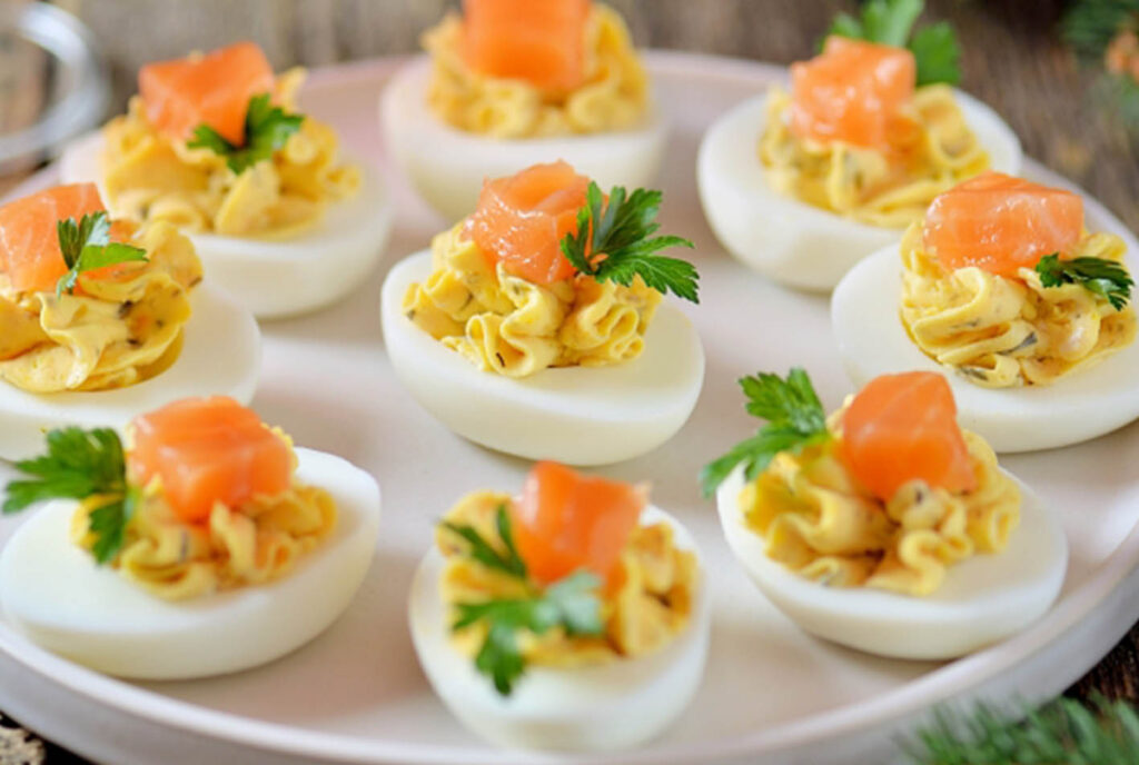 Huevos rellenos: 5 recetas fáciles y diferentes Olivera d'Atenea Huevos rellenos SALMON y LANGOSTINOS