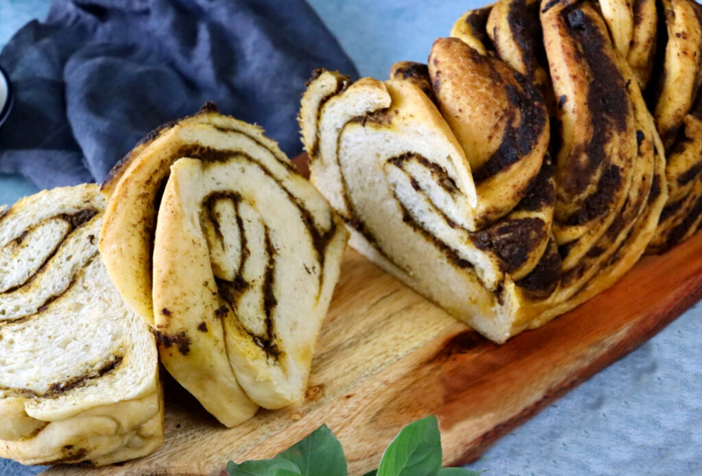 Pan trenzado con Olivada Olivera d'Atenea Pan trenzado con relleno de Olivada